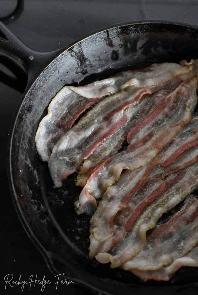 How do you cook bacon in a cast iron pan?