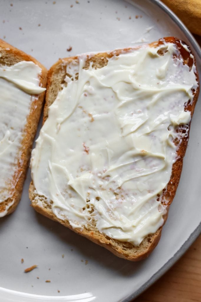 Toasted bread with mayonnaise